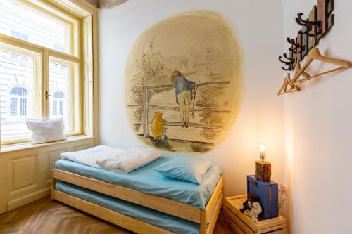 - une chambre avec un lit et une peinture murale dans l'établissement Vintage Home in the Center, à Budapest