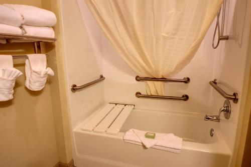 Et badeværelse på Cobblestone Hotel & Suites - Broken Bow