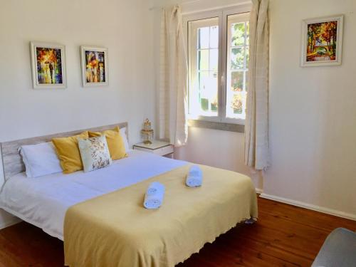 - une chambre avec un lit avec deux balances dans l'établissement Cascais Seaside Garden Villa, à Cascais