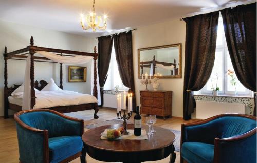 een slaapkamer met een bed en een tafel en stoelen bij Schloss Tressow in Tressow
