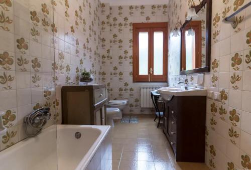 Ένα μπάνιο στο Villa 'Nduccia