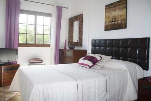 Un pat sau paturi într-o cameră la Tu Casa En Frontera