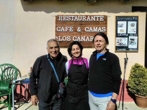 a group of three people standing in front of a sign at Los Canarios in Calzadilla de la Cueza