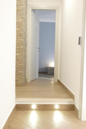 an empty room with a hallway with a white wall at Il Tempio di Athena - Cultura e Relax a Siracusa in Siracusa
