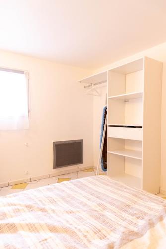 - une chambre avec un lit et une télévision dans l'établissement Charmant 2 pièces moderne, à Clichy-sous-Bois