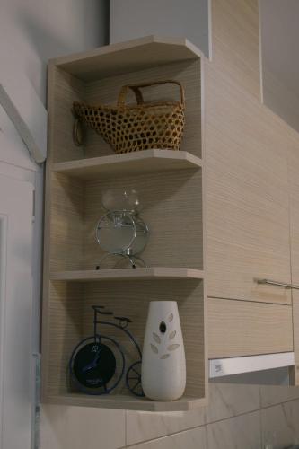 a cupboard with a vase and a basket at Apartment Beganovic-Centar in Kulen Vakuf