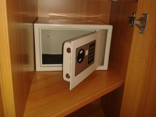 a microwave sitting on top of a wooden table at Hotel Garden Ristorante in Tabiano