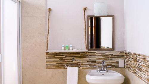 a bathroom with a sink and a mirror at Acapulco Amor in Acapulco
