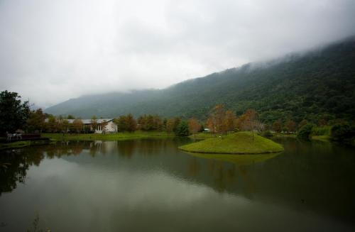 a large lake in front of a mountain at Grace Garden Villa in Fengshan