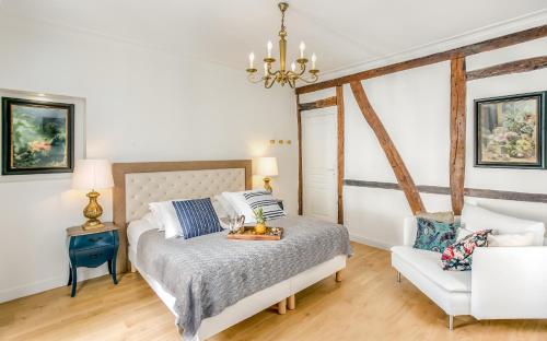 une chambre avec un lit et une chaise dans l'établissement Résidence Saint-Sabin, à Paris