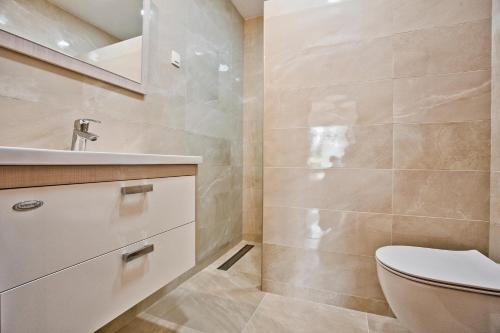 ein Bad mit einem WC und einem Waschbecken in der Unterkunft Apartments Herceg Novi in Herceg-Novi