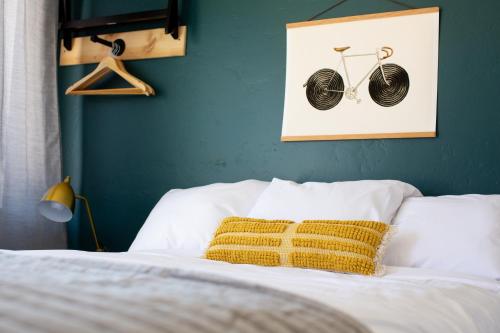Spoke and Vine Motelにあるベッド