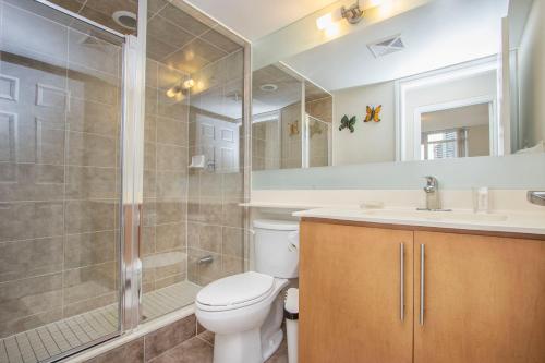Ett badrum på Platinum Suites Furnished Executive Suites