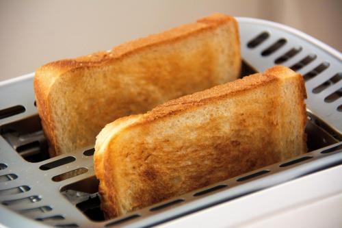 two pieces of toast sitting in a laundry basket at Lantern Court Motel in Reefton