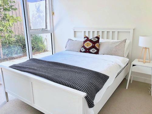 Una cama o camas en una habitación de BPM Brighton APT with Garden LG2