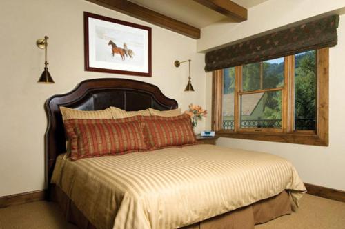 Postel nebo postele na pokoji v ubytování Innsbruck Aspen, Deluxe One-Bedroom Junior Suite 01 w/ Hot tub, Centrally located