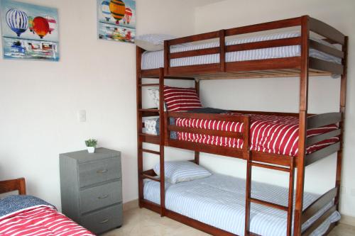 Zimmer mit Etagenbett und 2 Etagenbetten in der Unterkunft Perfect Location & Security @ El Deseo Residencial in Buenavista