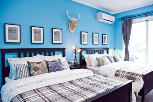 سرير أو أسرّة في غرفة في Antlers Guest House