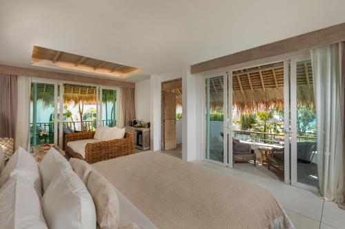 Katil atau katil-katil dalam bilik di Eden Beach Khaolak Resort and Spa A Lopesan Collection Hotel - SHA Extra Plus