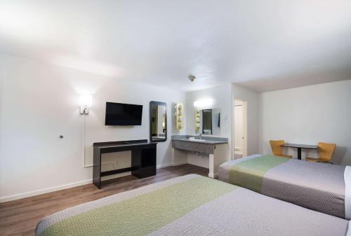 Säng eller sängar i ett rum på Motel 6-Burlington, WA