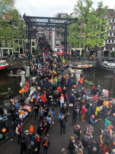 Une grande foule de gens debout près d'une rivière dans l'établissement Bridge Inn, à Amsterdam