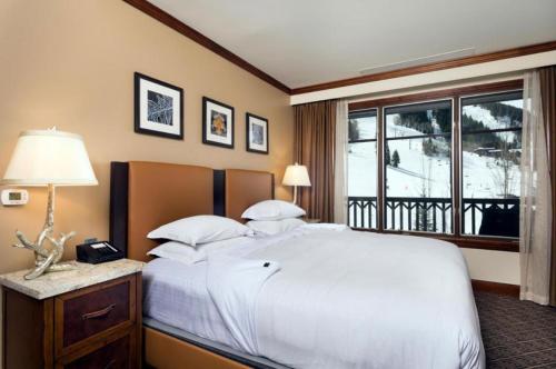 Un ou plusieurs lits dans un hébergement de l'établissement The Ritz-Carlton Club, Two-Bedroom WR Residence 2406, Ski-in & Ski-out Resort in Aspen Highlands