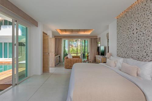 Katil atau katil-katil dalam bilik di Eden Beach Khaolak Resort and Spa A Lopesan Collection Hotel - SHA Extra Plus
