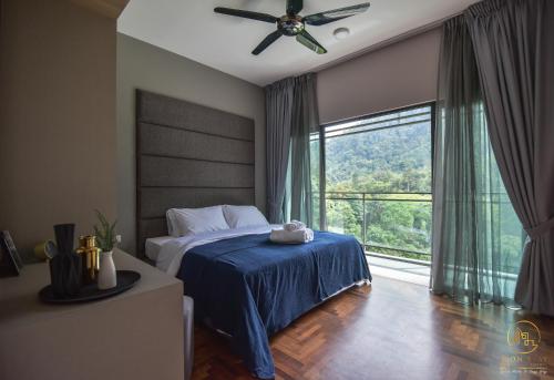 1 dormitorio con 1 cama, ventilador de techo y ventana en Vista Residences Genting Highlands Pahang @ Icon Stay en Genting Highlands