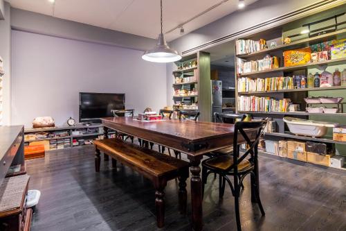Biblioteca nella stanza in casa privata