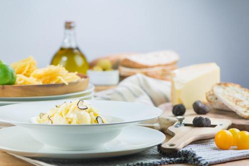 einen Tisch mit einem Teller Essen und Brot in der Unterkunft Blu Bay Hotel Sozopol in Sozopol