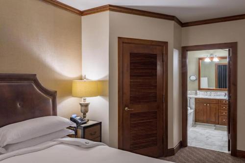 เตียงในห้องที่ The Ritz-Carlton Club 3 Bedroom Residence 8315, Ski-in & Ski-out Resort in Aspen Highlands