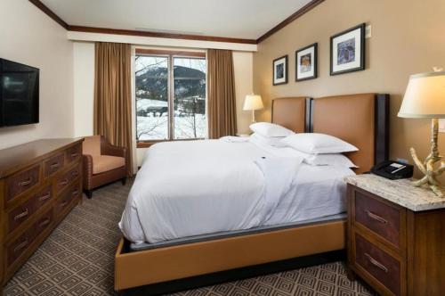 เตียงในห้องที่ The Ritz-Carlton Club 3 Bedroom Residence 8315, Ski-in & Ski-out Resort in Aspen Highlands