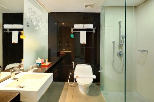 e bagno con servizi igienici, lavandino e doccia. di HARRIS Hotel Seminyak a Seminyak