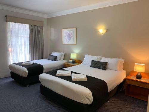 Ένα ή περισσότερα κρεβάτια σε δωμάτιο στο Heritage Motor Inn Goulburn