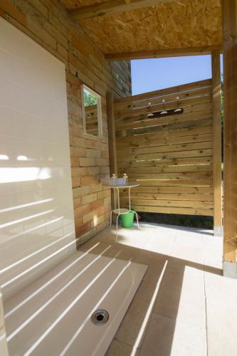 d'un sauna avec des murs en bois et une fenêtre. dans l'établissement Ma caravane dans les collines, à Villeneuve-la-Comptal