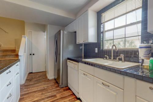eine Küche mit einer Spüle und einem Kühlschrank in der Unterkunft 3 Bed 4 Bath Apartment in Destin in Destin