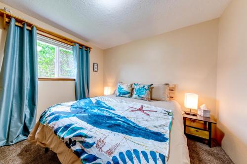 1 dormitorio con 1 cama y una ventana con cortinas azules en 2 Bed 1 Bath Vacation home in Seaside, en Seaside