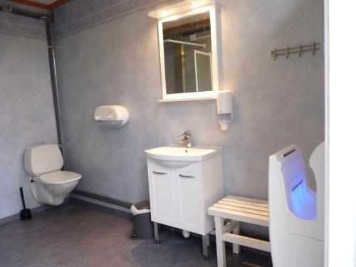 Ein Badezimmer in der Unterkunft Stuga för 2 till 4 personer