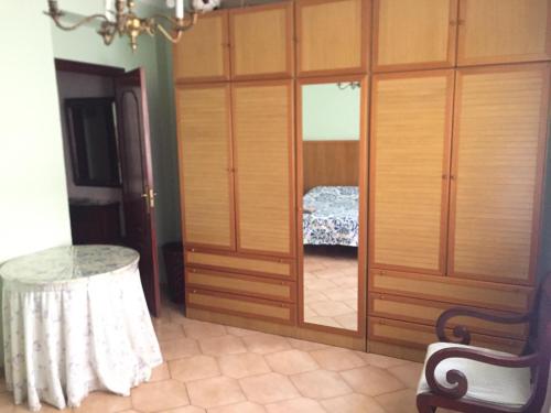 a room with a closet with a bed in it at Apartamento centrico castillo s. Barbara in Alicante