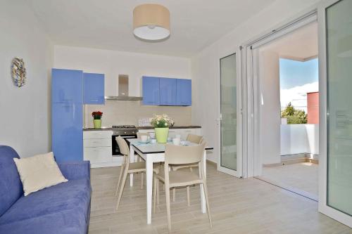 een keuken en woonkamer met een tafel en stoelen bij Altomare Case Vacanza in Porto Cesareo