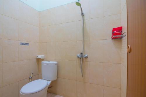 Bathroom sa RedDoorz at Gatot Subroto Lampung
