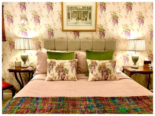 コッカーマスにあるThe Suite at Solway Viewのベッドルーム1室(ベッド1台、テーブル2台、ランプ2つ付)