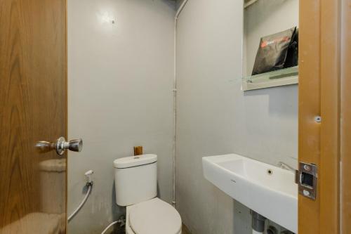 Koupelna v ubytování RedDoorz Syariah At Taman Bendungan Asahan