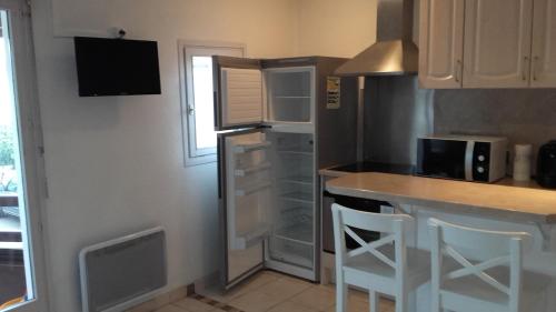 une cuisine avec un comptoir et quelques placards blancs dans l'établissement Anglet/Biarritz 300m des plages - Proximité Golf & Phare - 1/4 pers. - Parking privé, à Anglet