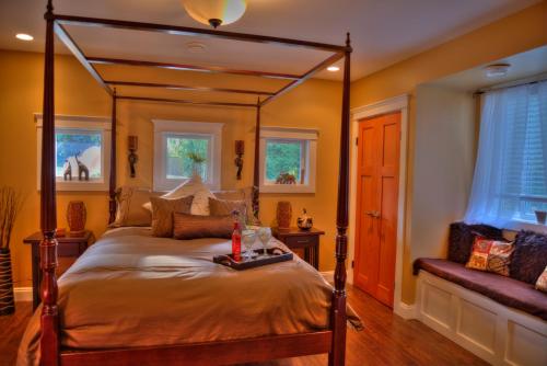 Rúm í herbergi á Shawnigan Suite B & B
