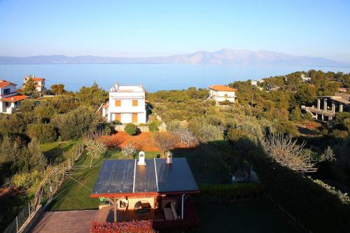 an aerial view of a house and the water at Comfy flat with Garden near the Beach in Theológos