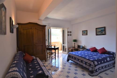 - une chambre avec un lit, un canapé et une table dans l'établissement Monolocale Porto Ercole Argentario, à Porto Ercole