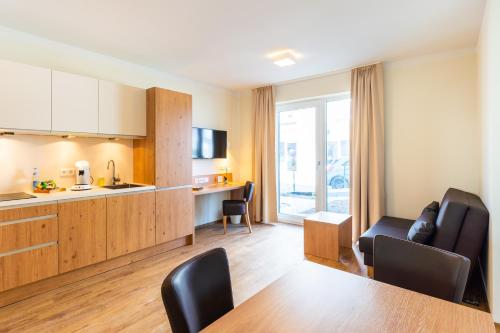 a kitchen and living room with a table and chairs at INhouse - Wohnen auf Zeit in Ingolstadt