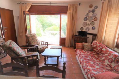 a living room with a couch and chairs and a table at Casa Sant Amanç 6 pax con piscina comunitaria L15017 in Sant Feliu de Guíxols