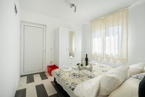 Кровать или кровати в номере Apartments Natali